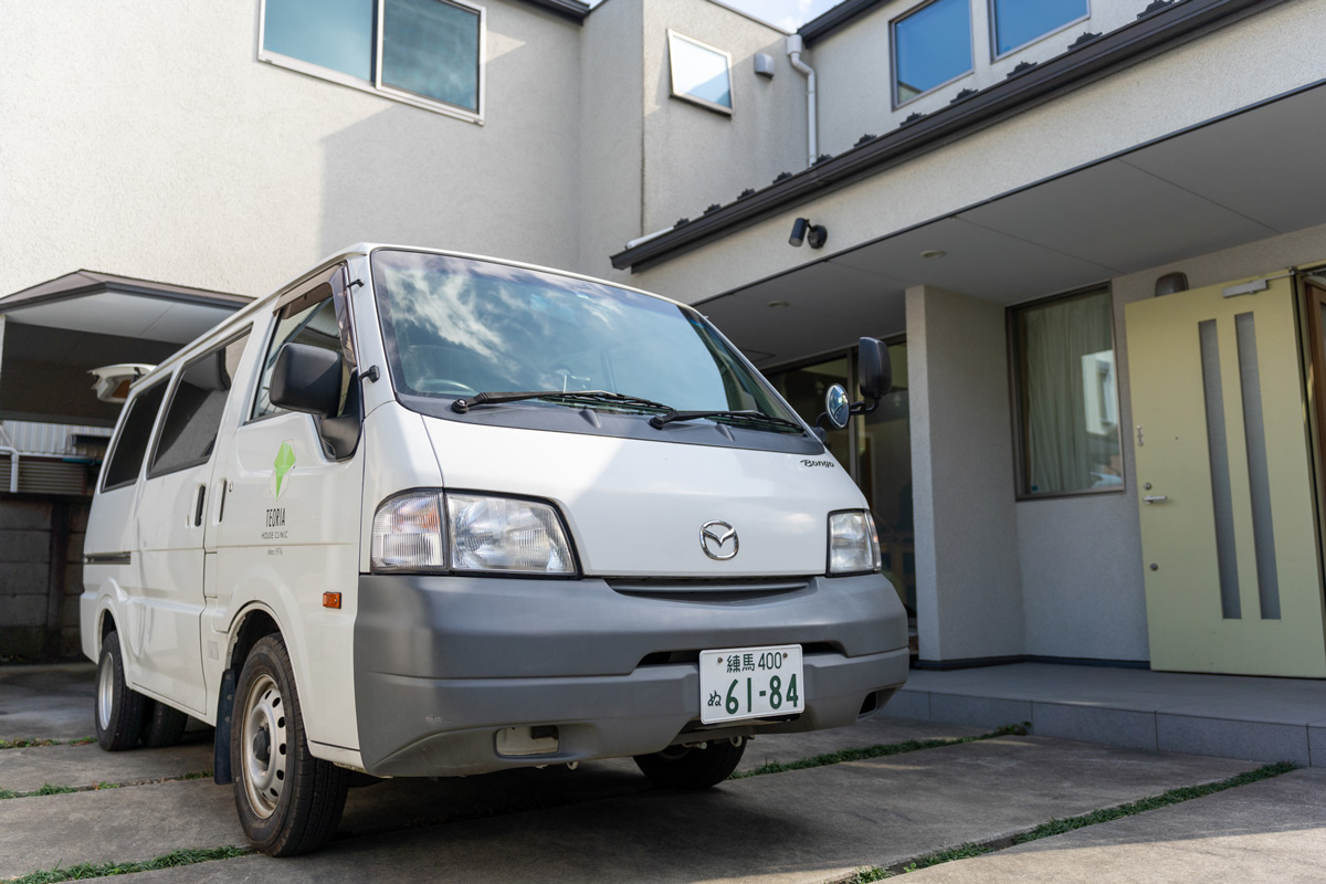 シロアリ駆除工事車両