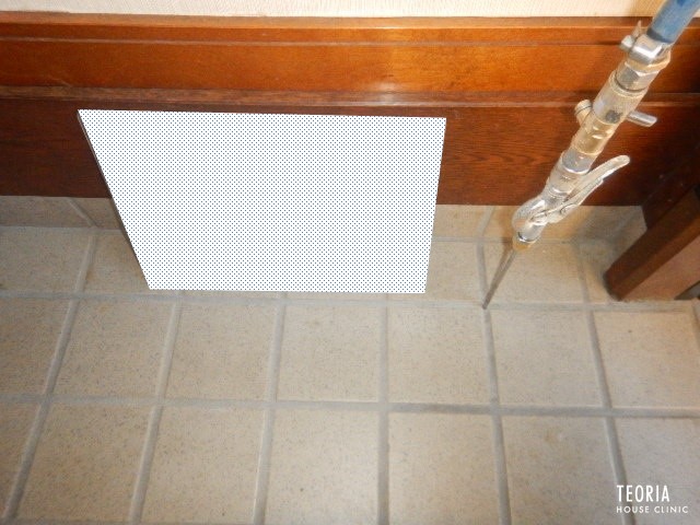 玄関スラブ下へのシロアリ薬剤の注入